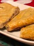 Rollo de hojaldre relleno de queso crema