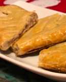 Rollo de hojaldre relleno de queso crema