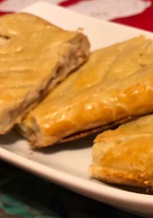 Una foto de Rollo de hojaldre relleno de queso crema