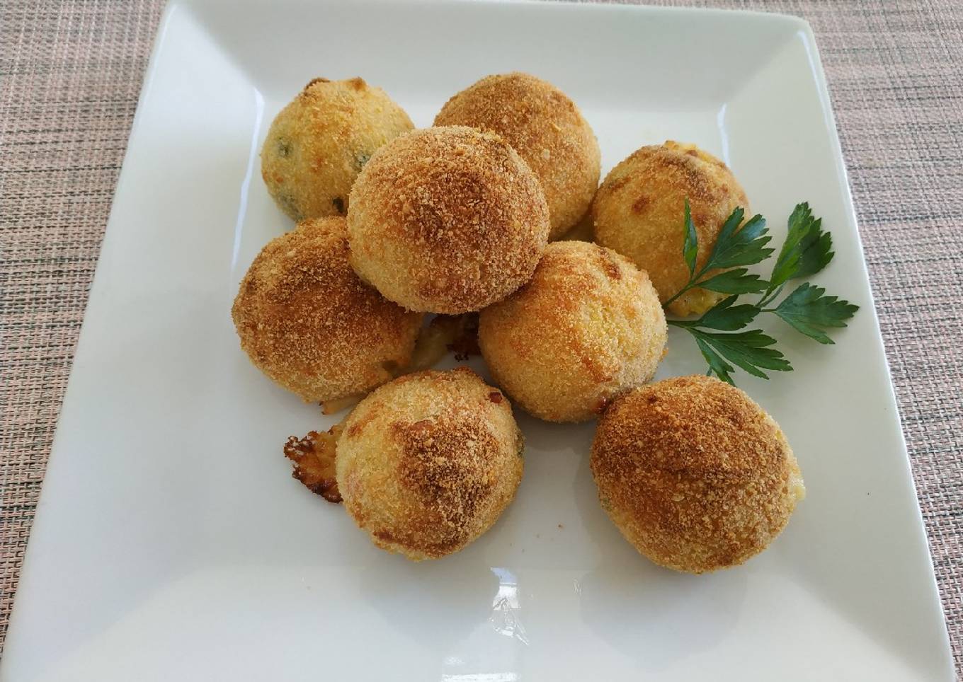 Bombas de arroz con quesos