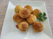 Una foto de bombas de arroz con queso