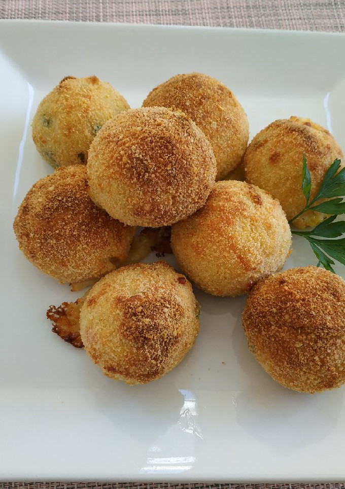 Una foto de Bombas de arroz con quesos
