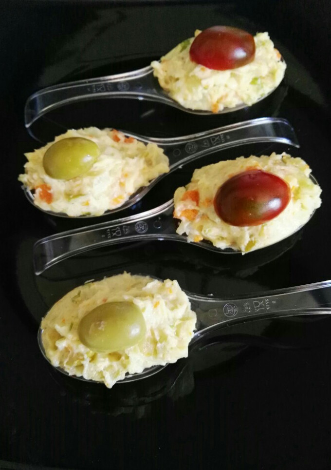 Una foto de Ensaladilla de vegetales con mayonesa de cilantro