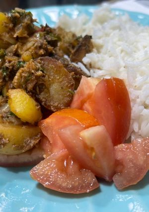 Una foto de Anchovetas en salsa de tomate con papas a la lionesa