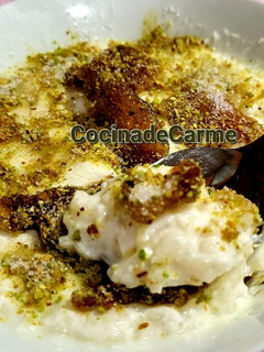 Una foto de Arroz con leche moderno 🍜 con yogur, coco y pistachos caramelizados