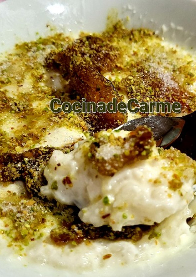 Una foto de Arroz con leche moderno 🍜 con yogur, coco y pistachos caramelizados