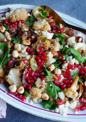 Une photo de Salade au chou fleur cru et cuit, grenade, noisettes, persil (vegan)