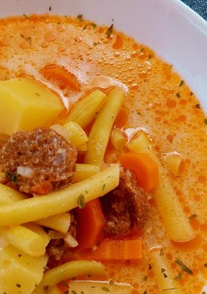 Kolbászos vajbableves recept fotója