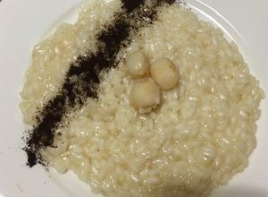 Foto di Risotto al prosecco di Valdobbiadene con capesante e polvere di caffè