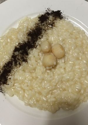 A picture of Prosecco Risotto with Scallops and Coffee Dust.