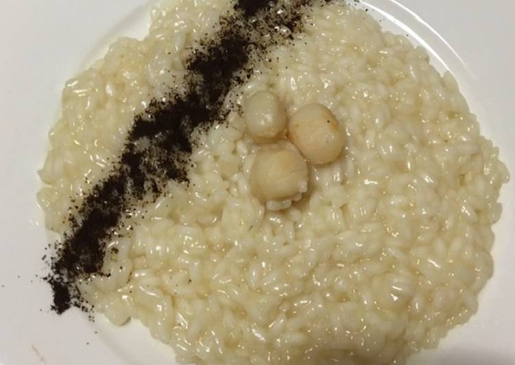 Risotto al prosecco di Valdobbiadene con capesante e polvere di caffè