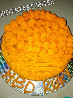 A picture of Vanilla birthday cake.