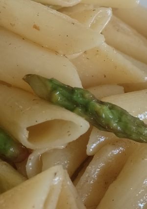 Una foto de Fideos veganos con espárragos y limón 🍋