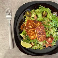 A picture of Salad with halloumi cheese.
