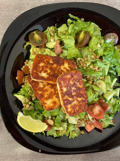 A picture of Salad with halloumi cheese.