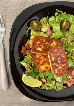 A picture of Salad with halloumi cheese.