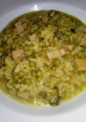Foto di Risotto ai funghi, piselli e prosciutto cotto