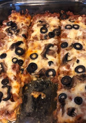 A picture of Pizza bake with zucchini crust.