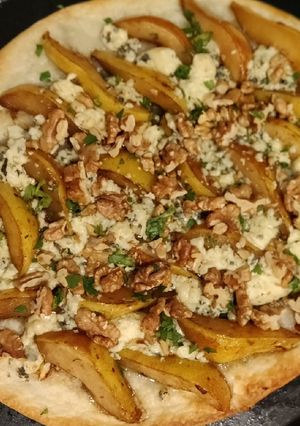 Una foto de Flammkuchen de queso azul, peras, y nuez, con masa pascualina