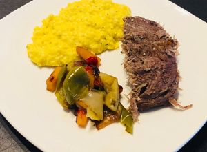 Una foto de Plateada con pastelera de choclo y vegetales asados!!