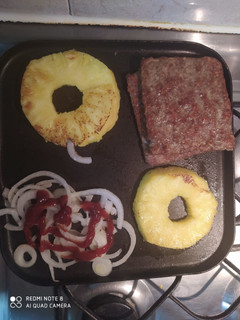 Una foto de Hamburguesa Hawaiana