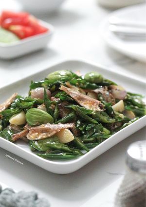 Foto resep Oseng Ikan Asin Bawang Cabe Ijo