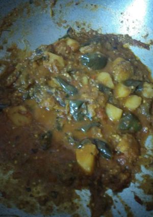 A picture of Baingan aloo.