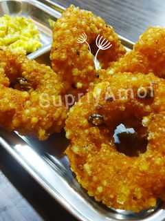 साबुदाणा चिली डोनट्स (Sabudana Chilly Donuts Recipe in Marathi) रेसिपी चे मुख्य फोटो