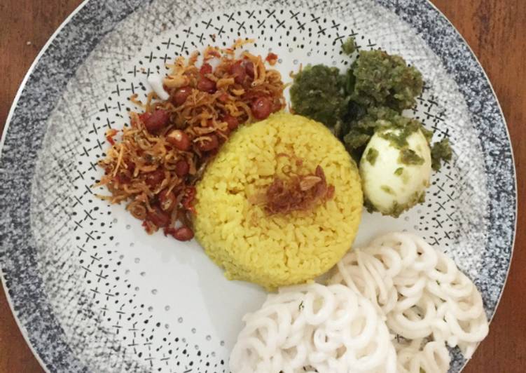 Nasi kuning rice cooker dan balado telur (pakai cabe ijo)