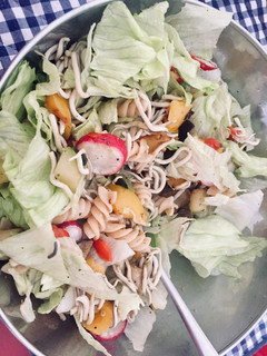 Una foto de Ensalada con pasta, verduras y gulas