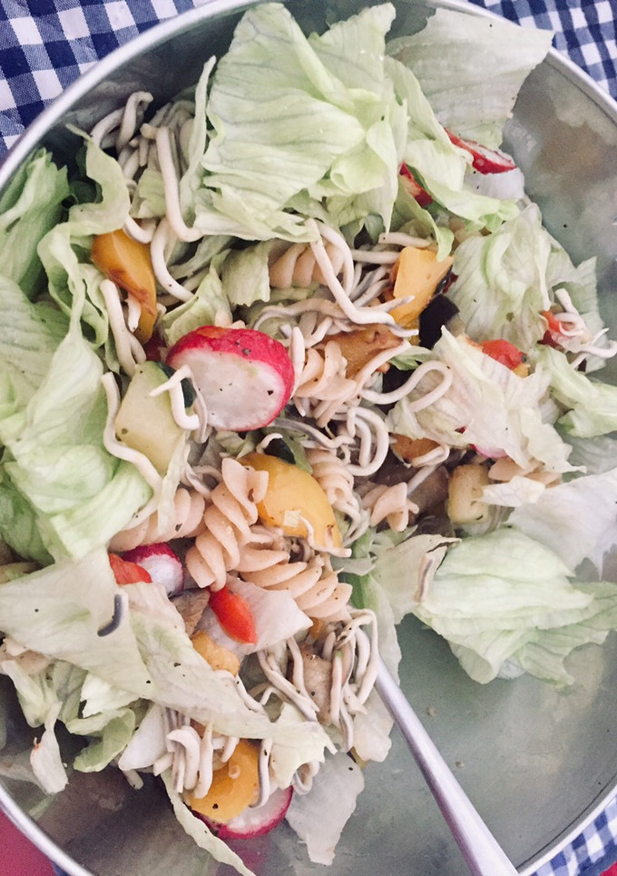 Una foto de Ensalada con pasta, verduras y gulas
