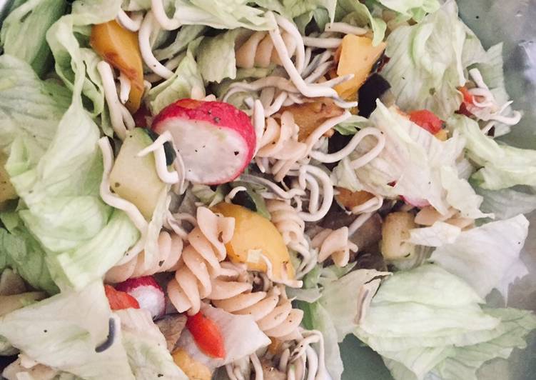 Ensalada con pasta, verduras y gulas