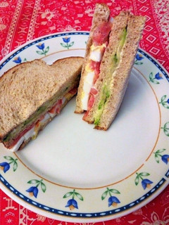 Una foto de #rápidas Sándwiches Triples con Pan Integral (versión clásica)