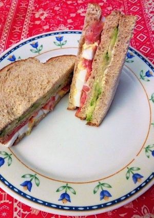 Una foto de #rápidas Sándwiches Triples con Pan Integral (versión clásica)