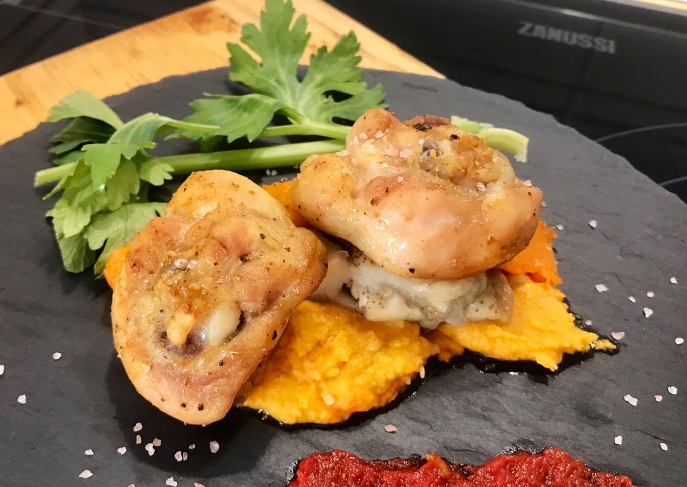 Delicias de pollo al horno con verduras ahumadas y base de hummus