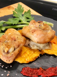 Una foto de Delicias de pollo al horno con verduras ahumadas y base de hummus