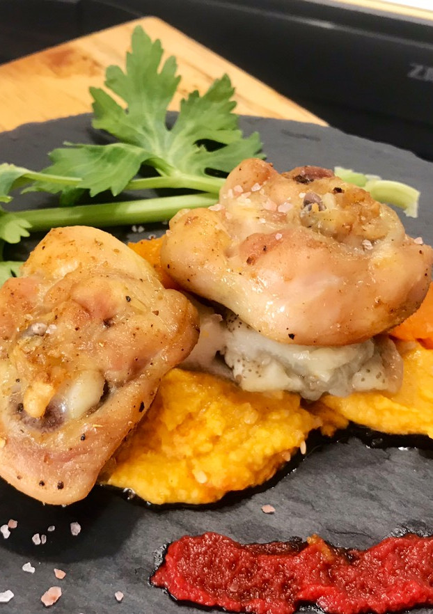Una foto de Delicias de pollo al horno con verduras ahumadas y base de hummus