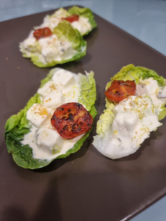 Una foto de Cogollos rellenos de queso feta y tomate cherry (Receta de conri)