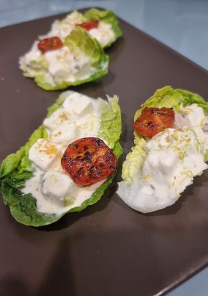 Una foto de Cogollos rellenos de queso feta y tomate cherry (Receta de conri)