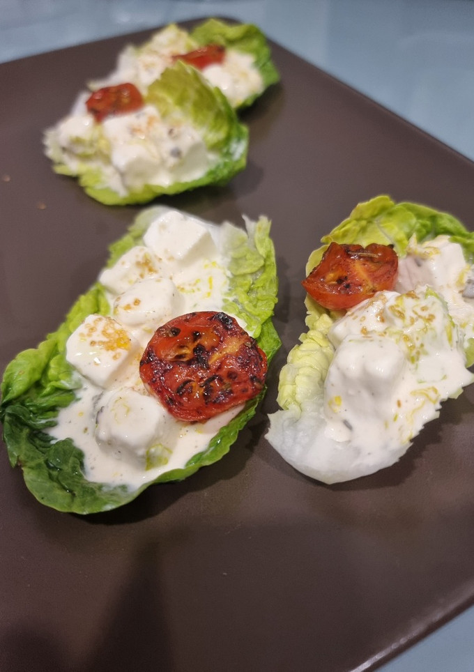 Una foto de Cogollos rellenos de queso feta y tomate cherry (Receta de conri)
