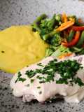 Puré con pescado al vapor y salsa holandesa
