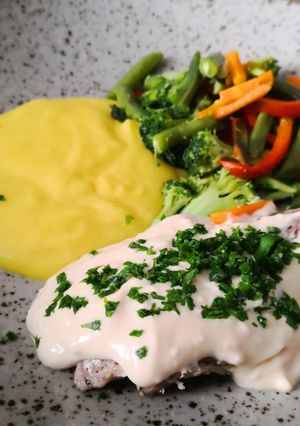Una foto de Puré con pescado al vapor y salsa holandesa