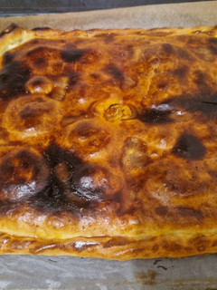 Una foto de Empanada de atún, pimiento rojo, cebolla y huevo duro