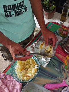 Una foto de Cebollas asadas (rellenas de piña y Chile habanero)
