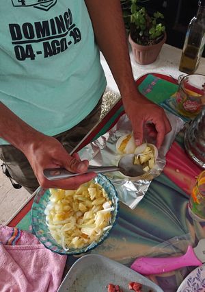 Una foto de Cebollas asadas (rellenas de piña y Chile habanero)