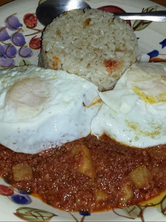 Una foto de Arroz "a caballo" (Corned Beef con arroz blanco y huevos fritos)