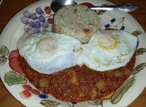 Una foto de Arroz "a caballo" (Corned Beef con arroz blanco y huevos fritos)