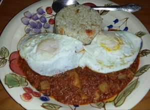 Una foto de Arroz "a caballo" (Corned Beef con arroz blanco y huevos fritos)