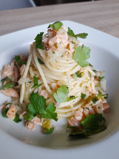 Una foto de Spaghetti al limón con salmón
