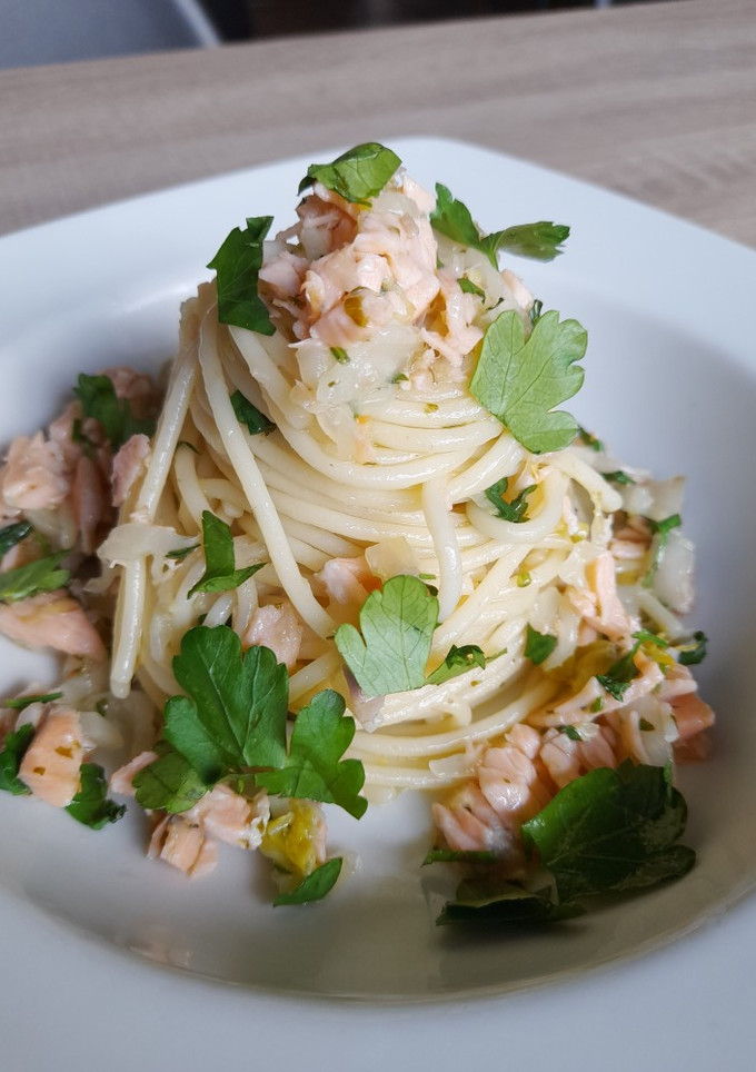 Una foto de Spaghetti al limón con salmón
